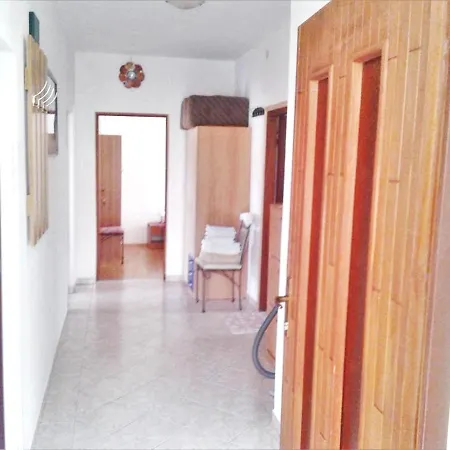 Apartment Comfortable With Garden In 100 M² For 6 Guests
