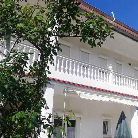 Apartment Comfortable With Garden In 100 M² For 6 Guests *
