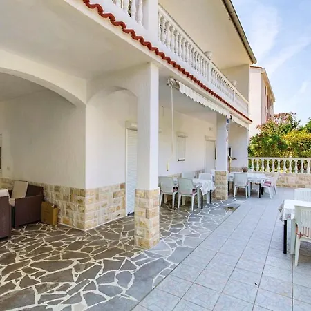 Apartment Comfortable With Garden In 100 M² For 6 Guests