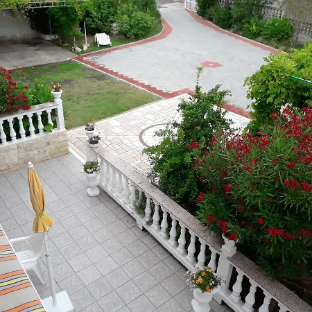 Comfortable With Garden In 100 M² For 6 Guests Apartment *