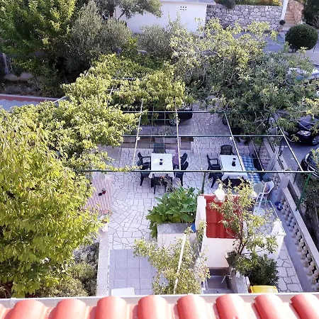 Comfortable With Garden In 100 M² For 6 Guests Apartment Palit