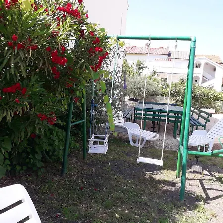 Comfortable With Garden In 100 M² For 6 Guests Apartment