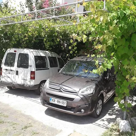 Apartment Comfortable With Garden In 100 M² For 6 Guests *